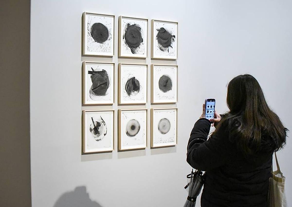 Imagen secundaria 1 - Darío Urzay, Pello Irazu y Txomin Badiola en la galería Michel Mejuto junto a algunas de las obras expuestas.